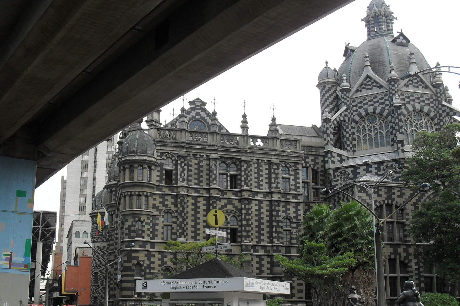 iglesia-plaza-botero-city-tour-medellin
