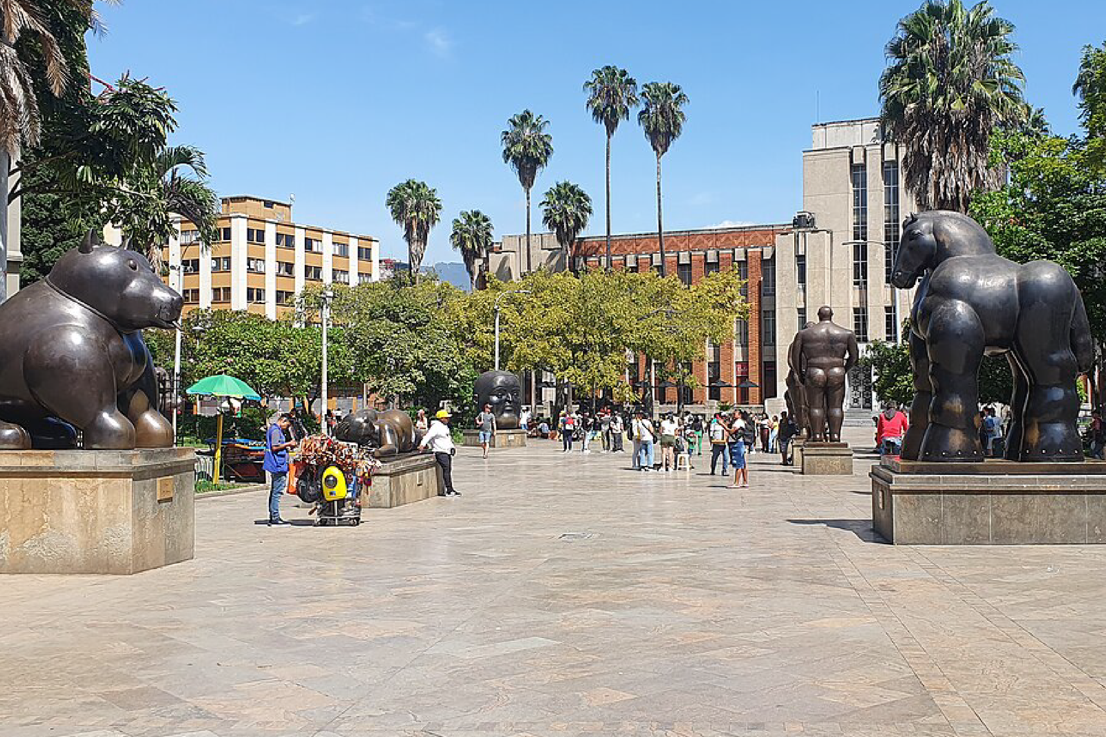 tour-plaza-botero-medellin-colombia