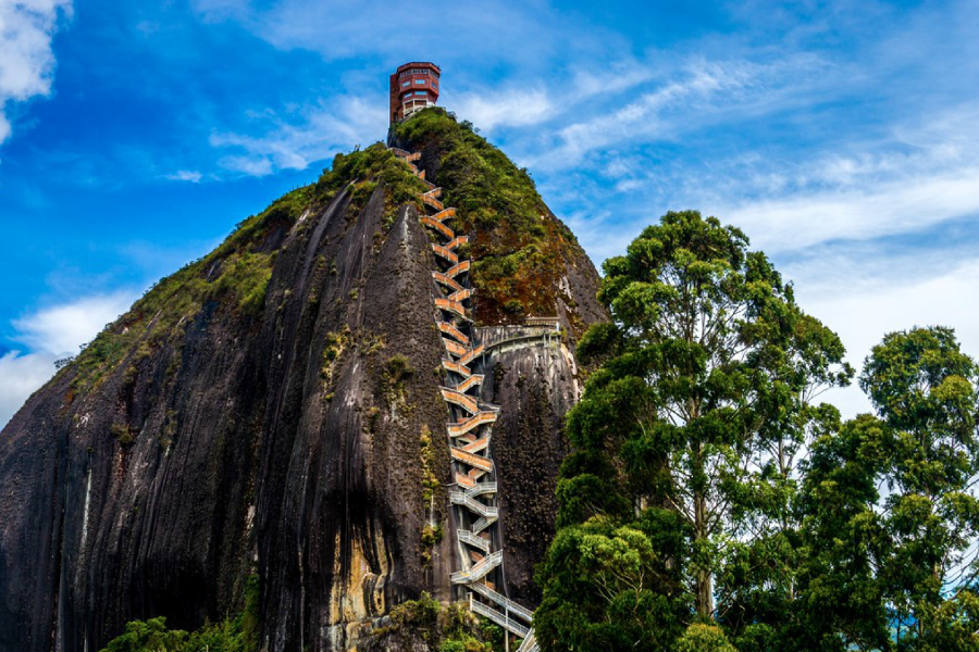 pasadía privada a la piedra del peñol en guatapé, colombia