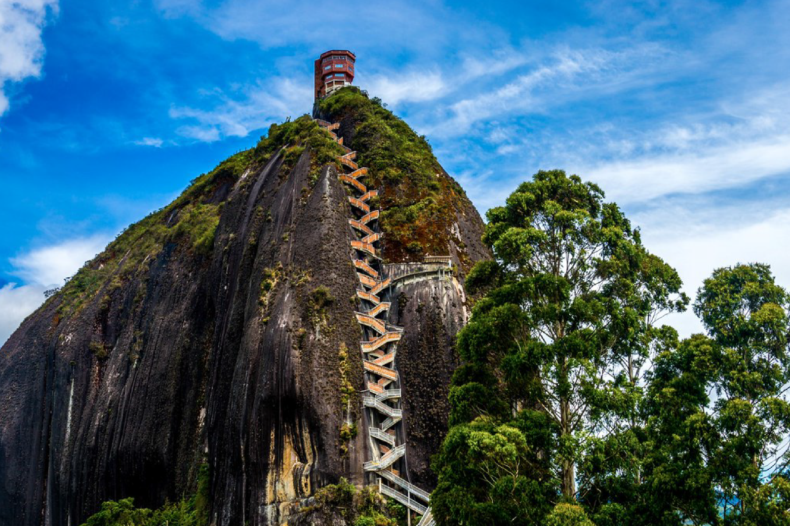 pasadía privada a la piedra del peñol en guatapé, colombia