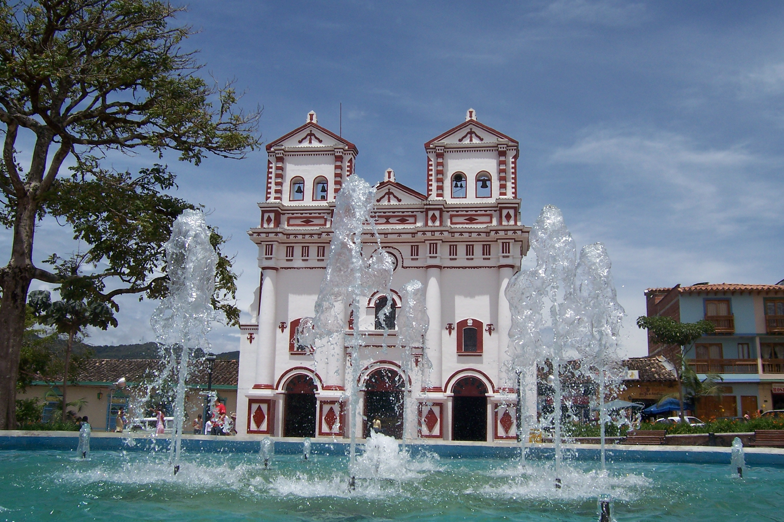 tour pasadía en la piedra del peñól en guatapé antioquia cerca de medellín